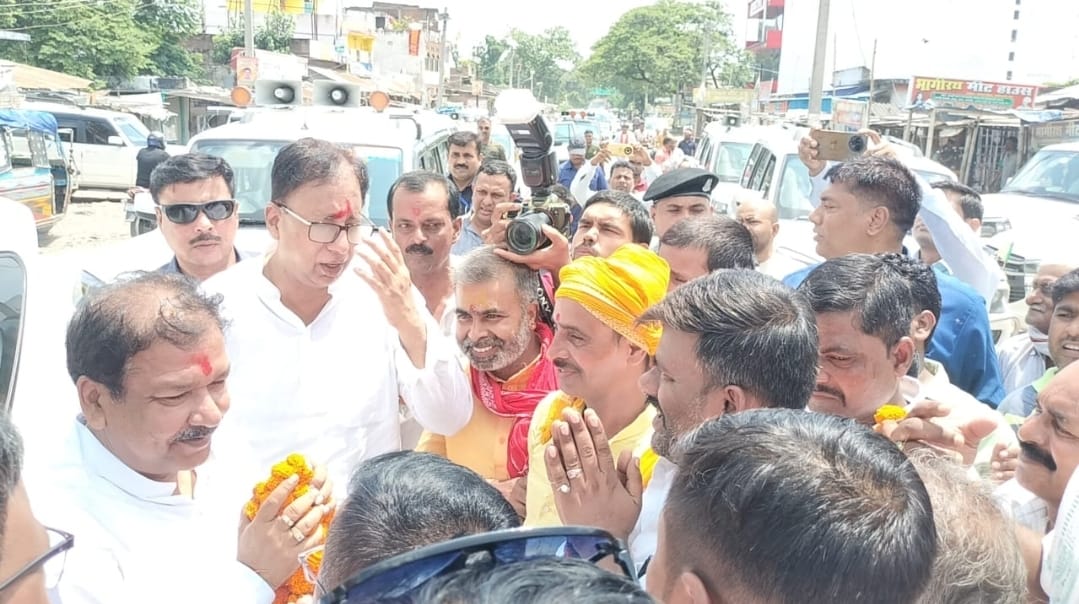 भाजपा प्रदेश अध्यक्ष का स्वागत करते कार्यकर्ता भाजपा प्रदेश अध्यक्ष का स्वागत करते कार्यकर्ता