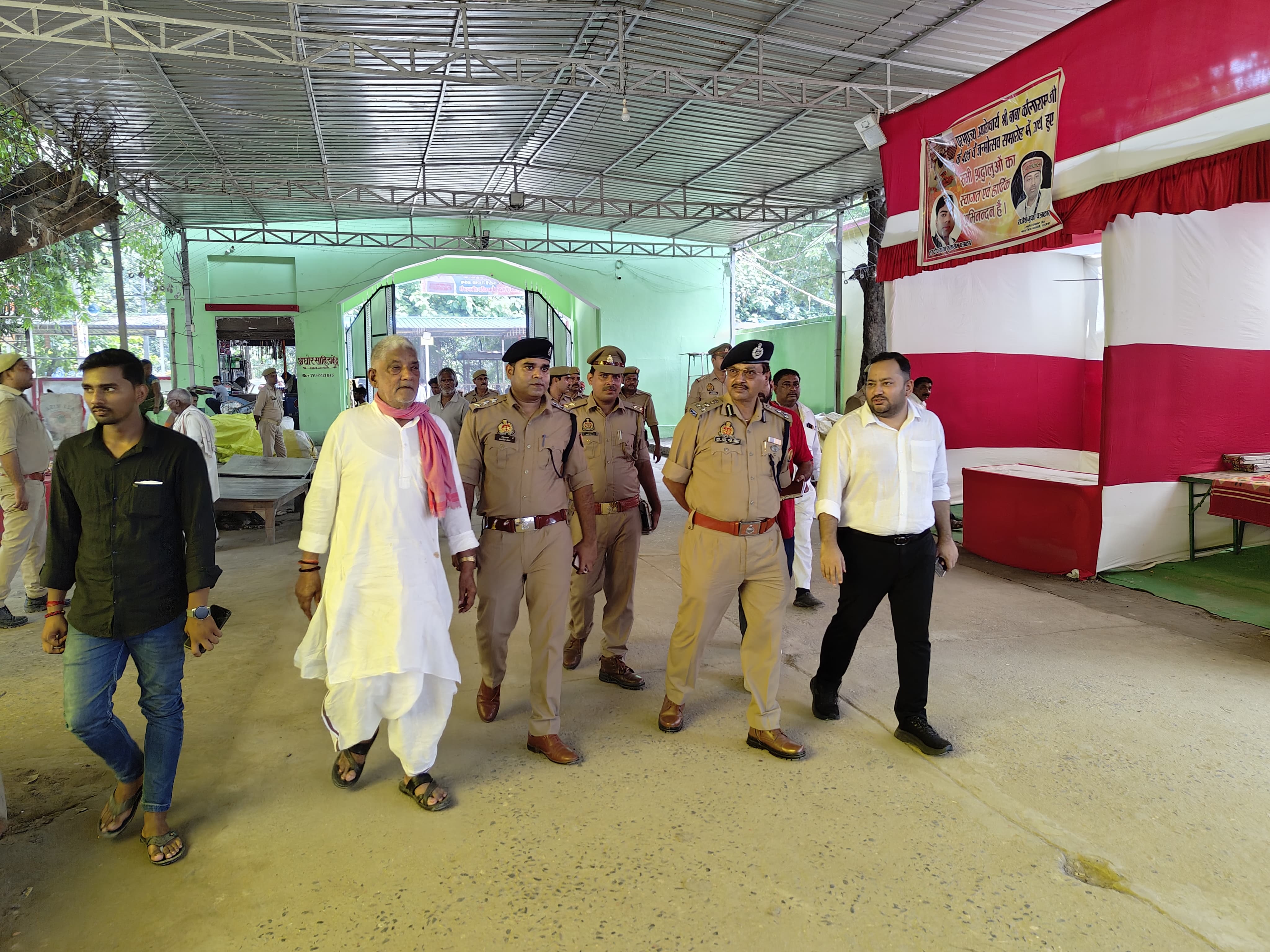 मुख्यमंत्री योगी आदित्यनाथ के कार्यक्रम का निरीक्षण करते अफसर: फोटो बच्चा गुप्ता मुख्यमंत्री योगी आदित्यनाथ के कार्यक्रम का निरीक्षण करते अफसर: फोटो बच्चा गुप्ता
