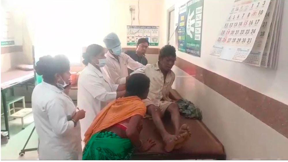 घायल बुजुर्ग को ले जाते हुए स्वजन। घायल बुजुर्ग को ले जाते हुए स्वजन।