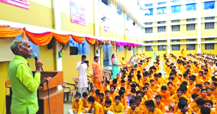 छात्रों को सम्बोधित करते ग्रीनमैन बघेल छात्रों को सम्बोधित करते ग्रीनमैन बघेल