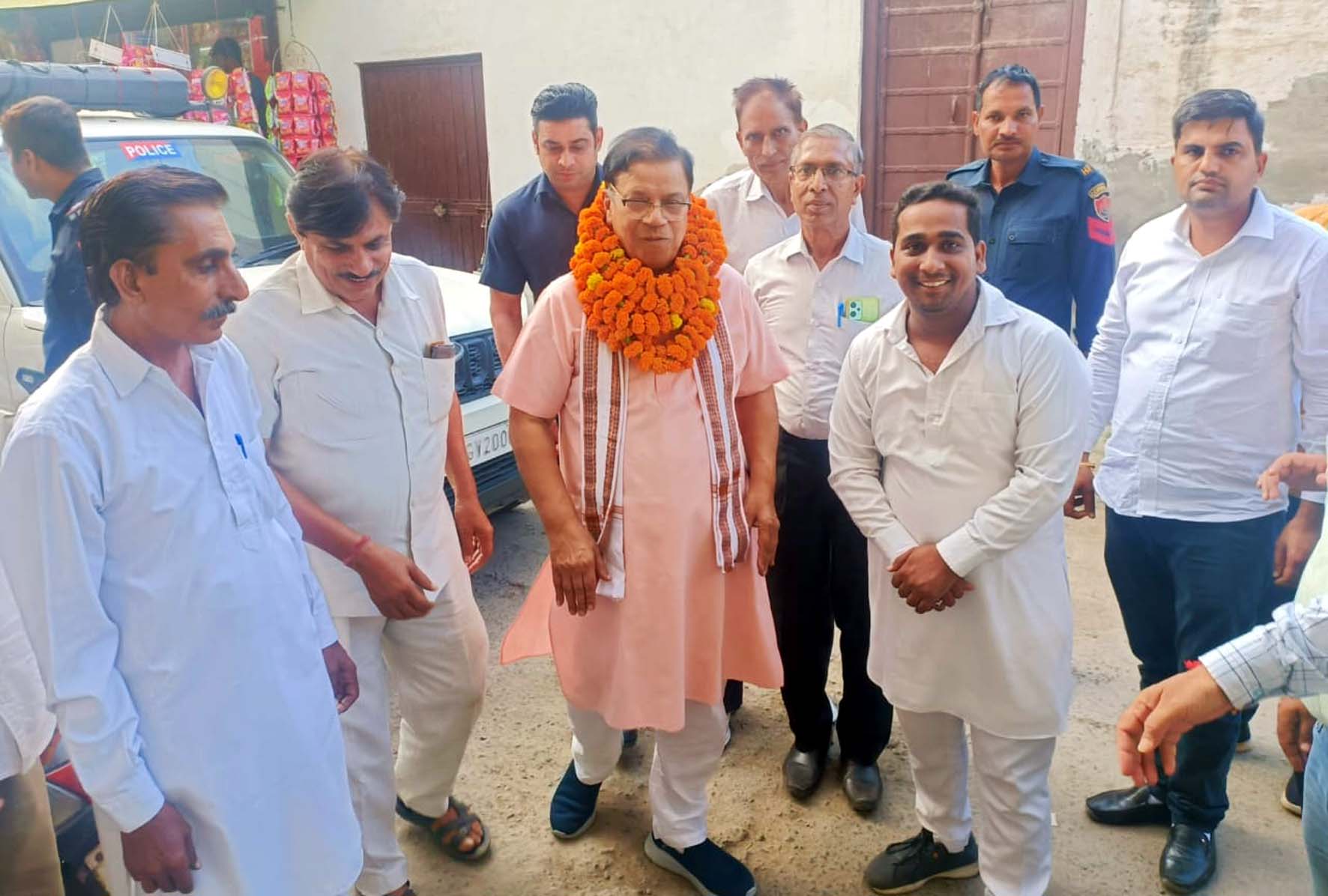 शहरवासियों से मिलते मंत्री डॉ. कमल गुप्ता। शहरवासियों से मिलते मंत्री डॉ. कमल गुप्ता।