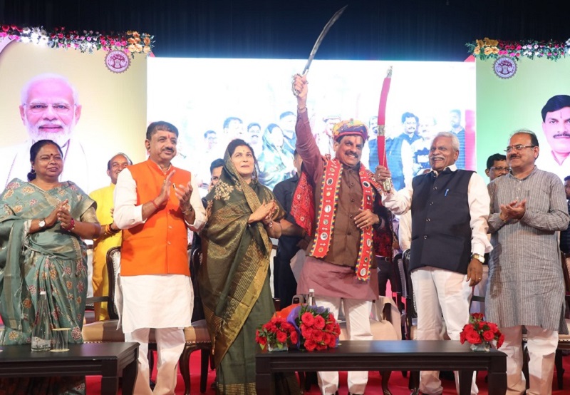 समाधि बनाते हो, लोग चादर चढ़ा देते हैं... पुरखे हमारे, फायदा कोई और लेते हैं: सीएम मोहन यादव समाधि बनाते हो, लोग चादर चढ़ा देते हैं... पुरखे हमारे, फायदा कोई और लेते हैं: सीएम मोहन यादव