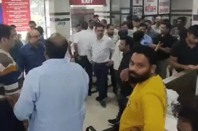 भोपालः अस्पताल पर हमले से नाराज चिकित्सकों ने दी आंदोलन की चेतावनी भोपालः अस्पताल पर हमले से नाराज चिकित्सकों ने दी आंदोलन की चेतावनी