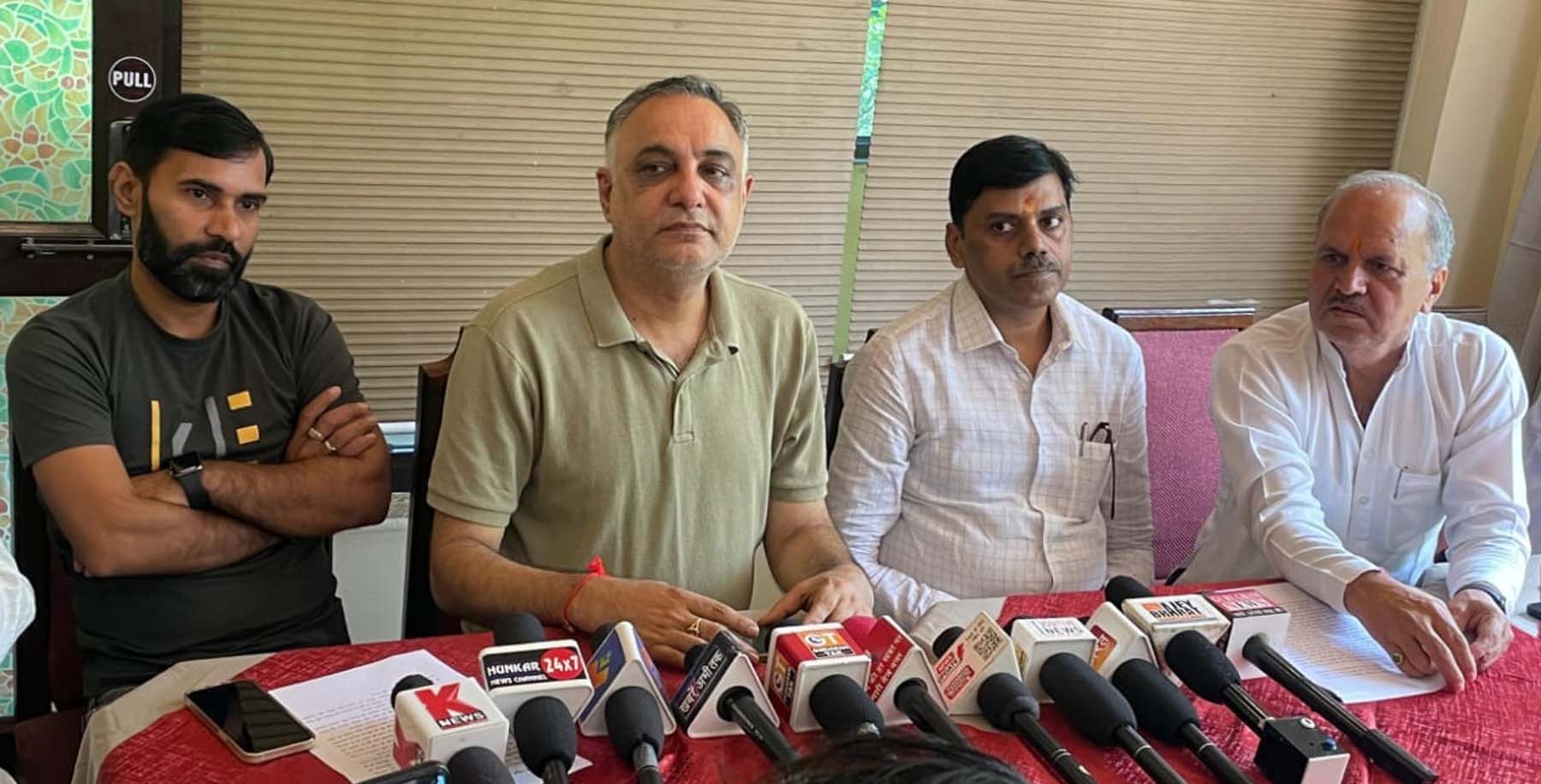 फोटो नंबर-01: गुरुग्राम में पत्रकारों से बात करते ब्राह्मण समाज के लोग। फोटो नंबर-01: गुरुग्राम में पत्रकारों से बात करते ब्राह्मण समाज के लोग।