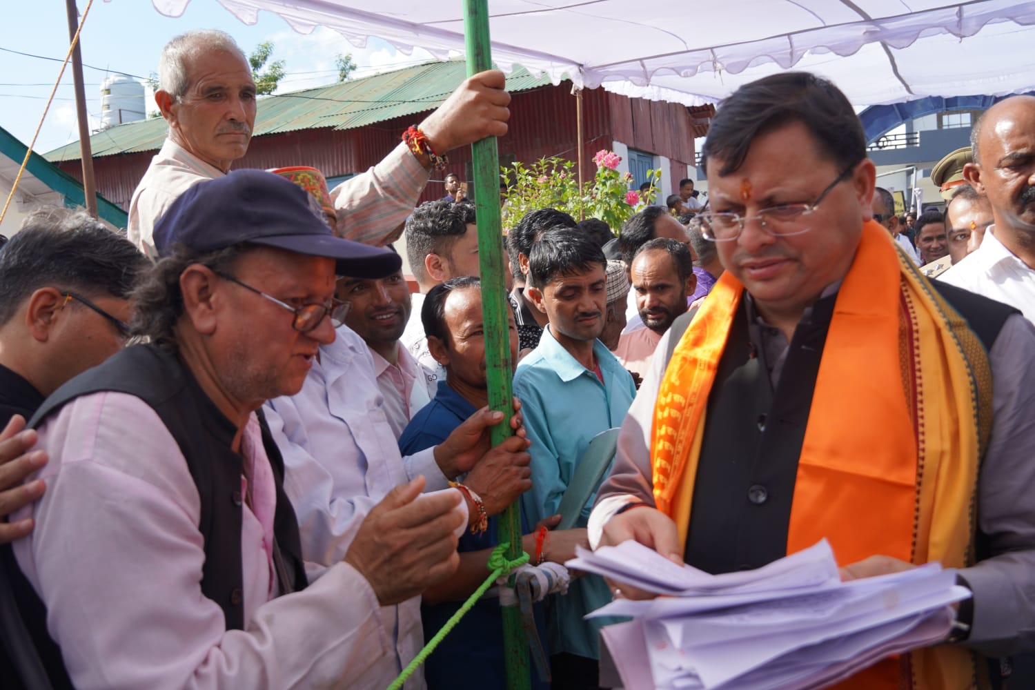 जनता और वरिष्ठ जनों से संवाद करते हैं मुख्यमंत्री जनता और वरिष्ठ जनों से संवाद करते हैं मुख्यमंत्री