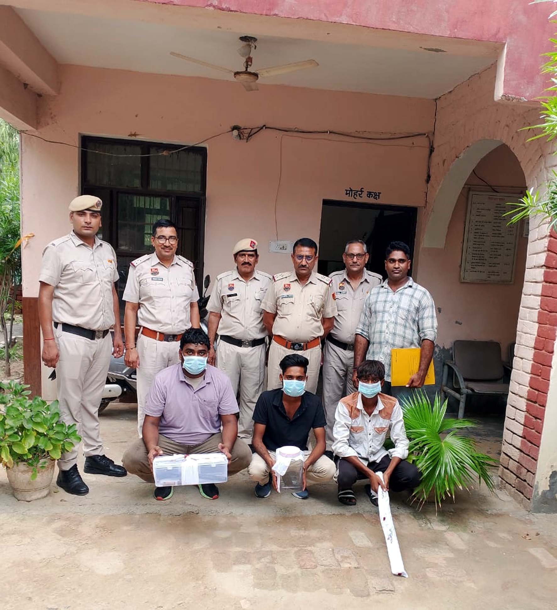 पुलिस द्वारा पकड़े गए लूट की योजना बनाने के आरोपी। पुलिस द्वारा पकड़े गए लूट की योजना बनाने के आरोपी।