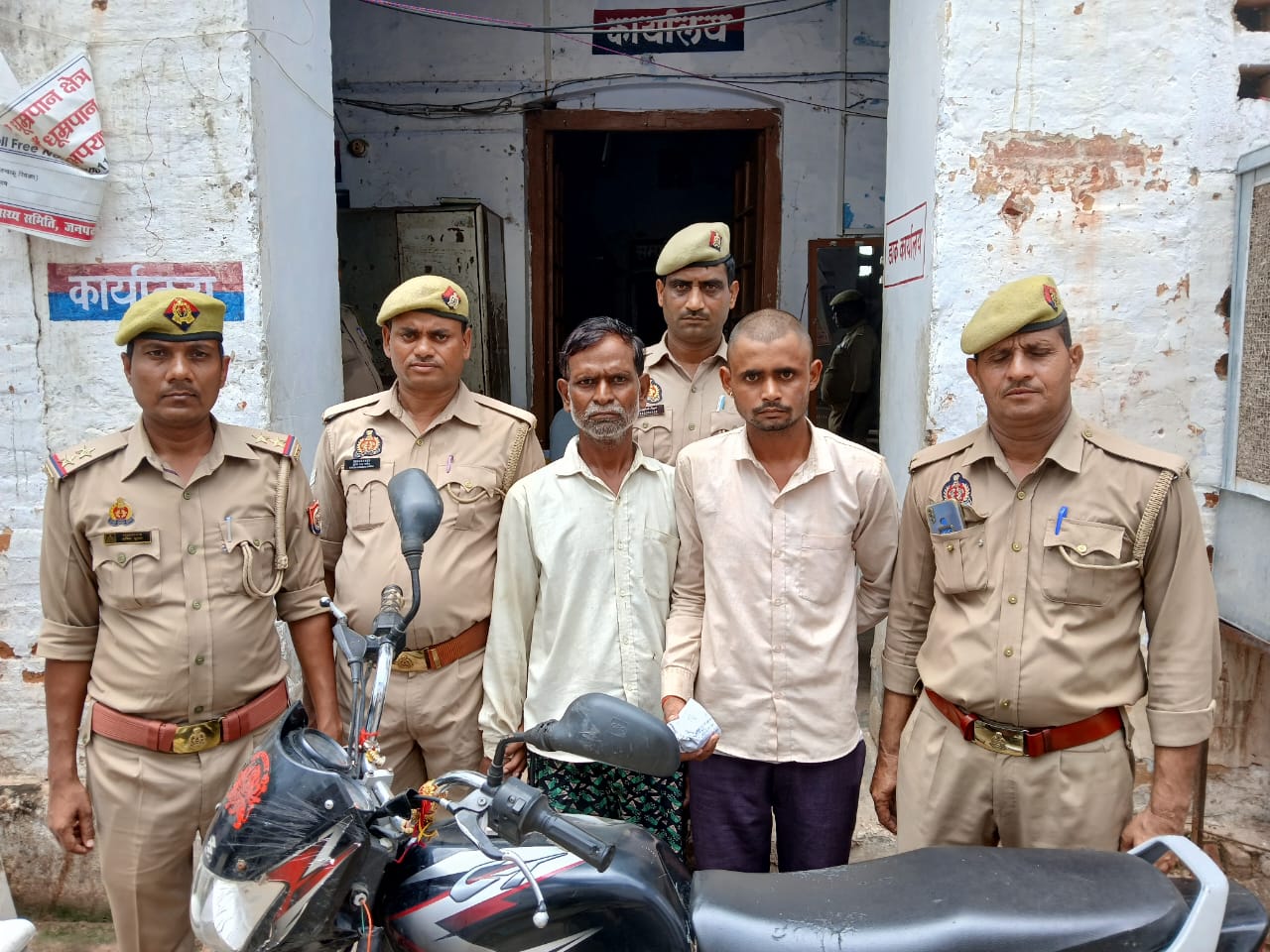 पिता का हत्यारा दोस्त के साथ गिरफ्तार पिता का हत्यारा दोस्त के साथ गिरफ्तार