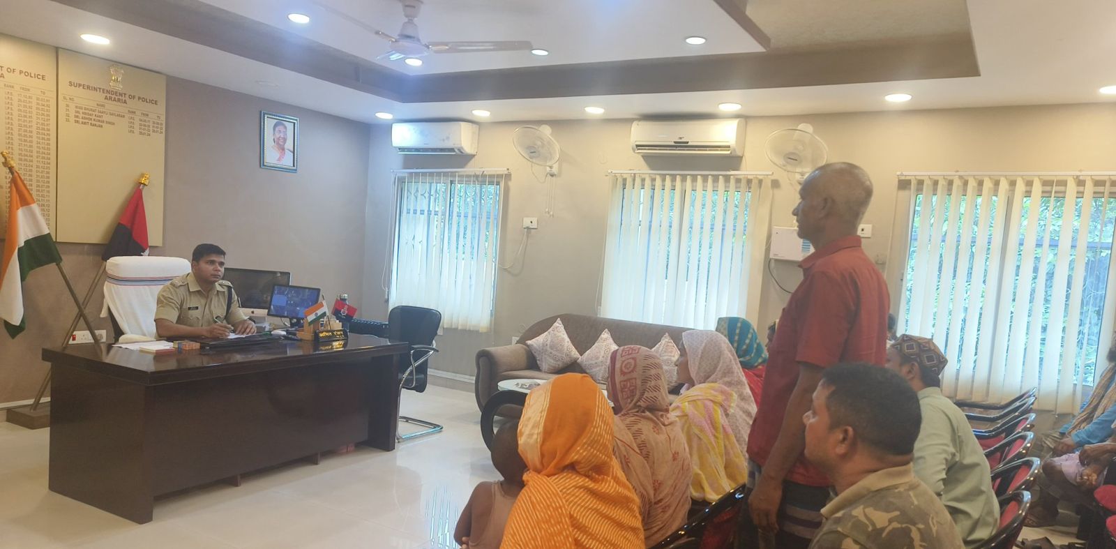 अररिया एसपी ने जनता दरबार में सुनी फरियादी की फरियाद अररिया एसपी ने जनता दरबार में सुनी फरियादी की फरियाद