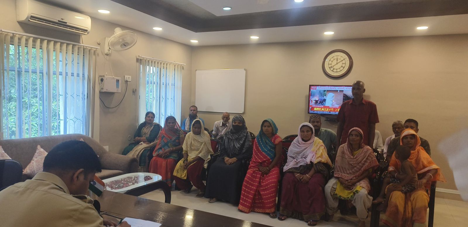 अररिया एसपी ने जनता दरबार में सुनी फरियादी की फरियाद अररिया एसपी ने जनता दरबार में सुनी फरियादी की फरियाद