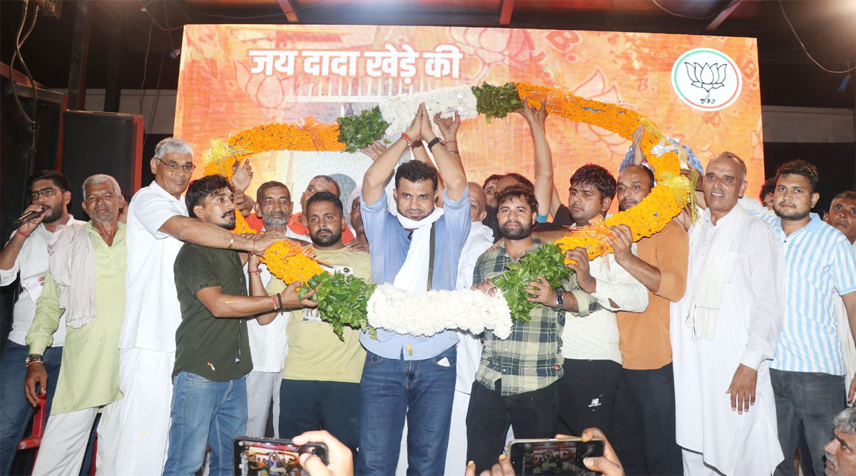 देवेंद्र कादियान का स्वागत करते ग्रामीण, देवेंद्र कादियान का स्वागत करते ग्रामीण,