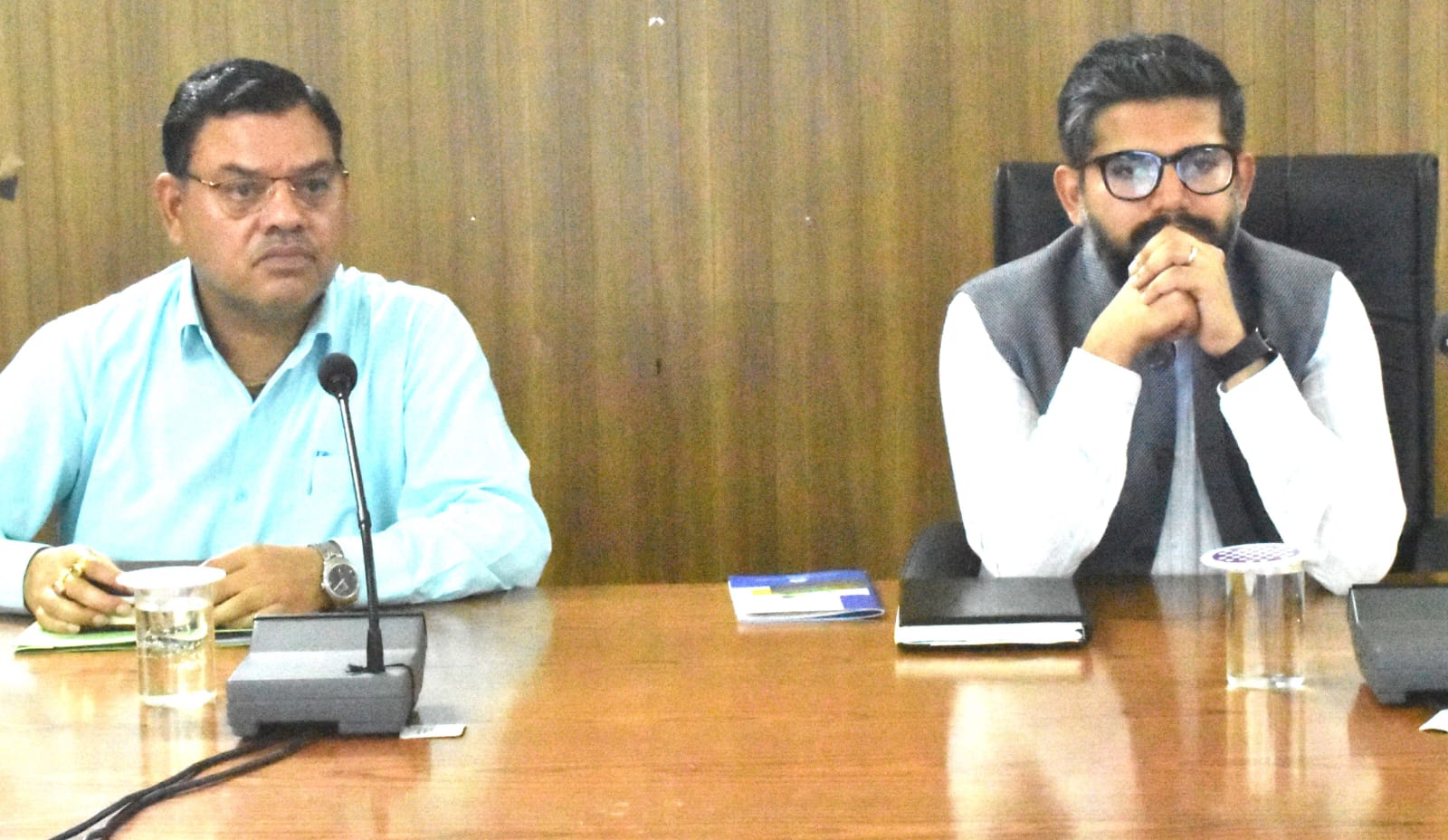 गोपेश्वर में गंगा संरक्षण समिति की समीक्षा बैठक लेते हुए सीडीओ। गोपेश्वर में गंगा संरक्षण समिति की समीक्षा बैठक लेते हुए सीडीओ।
