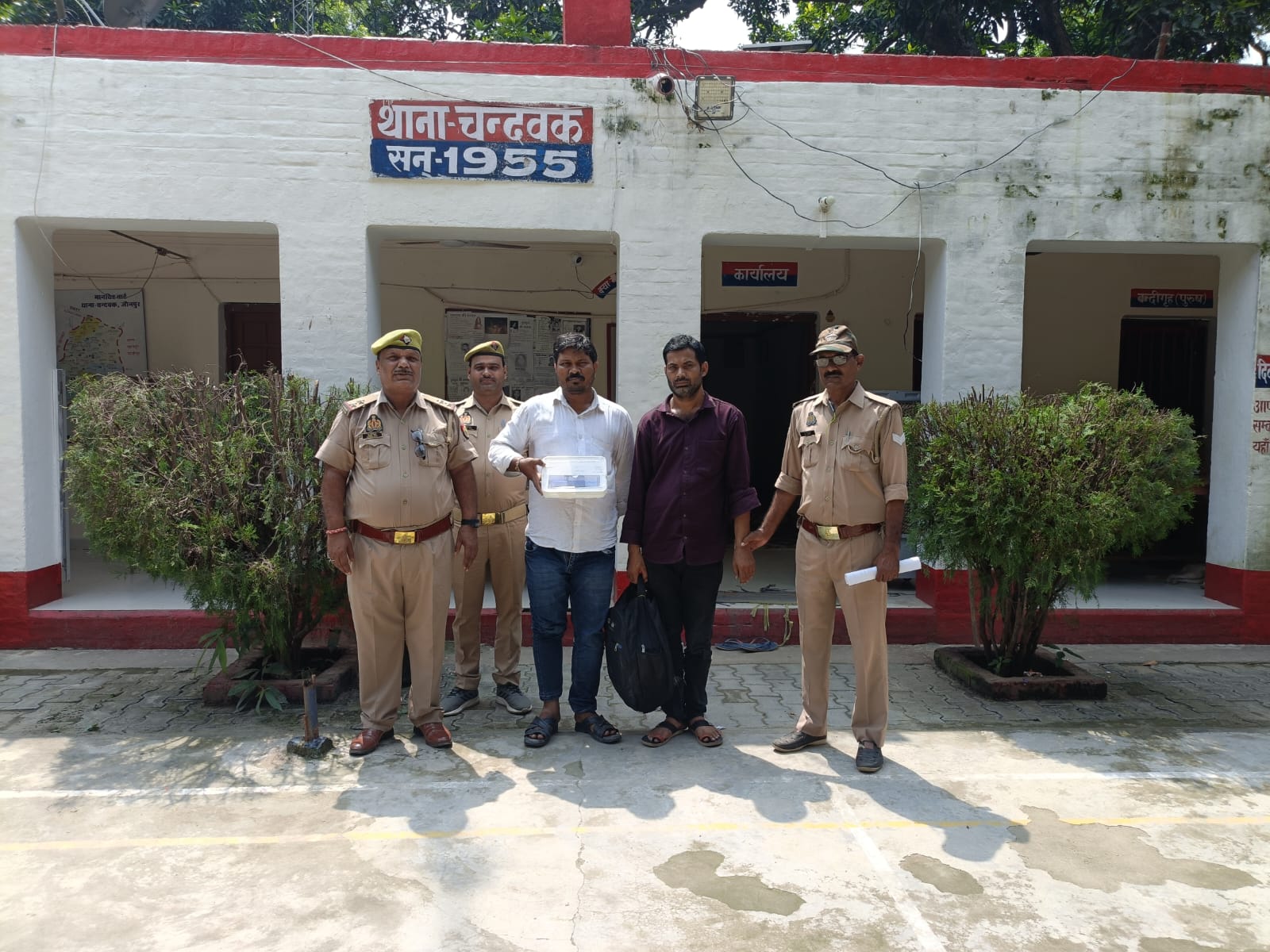 नौकरी का झांसा देकर जालसाजी करने वाले दो वांछित अभियुक्त गिरफ्तार नौकरी का झांसा देकर जालसाजी करने वाले दो वांछित अभियुक्त गिरफ्तार