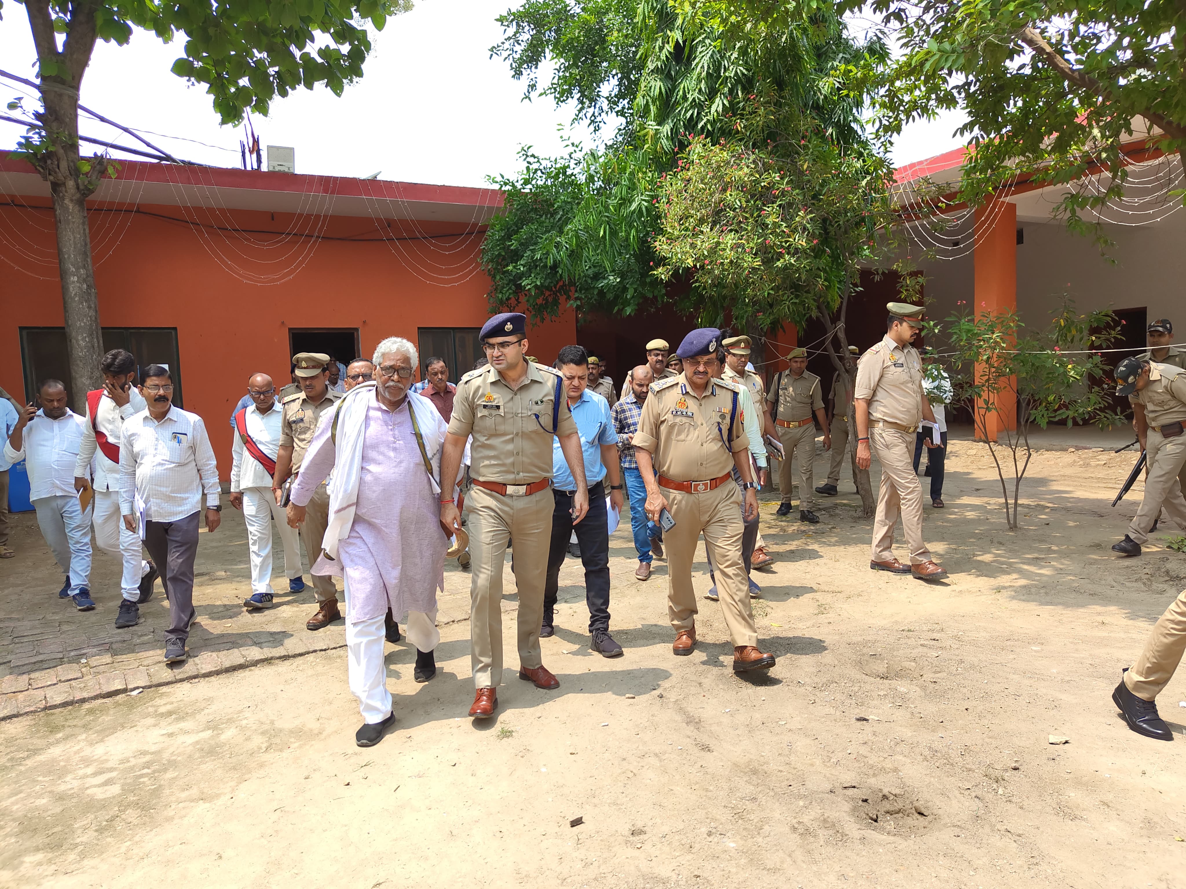 मुख्यमंत्री योगी आदित्यनाथ के कार्यक्रम का निरीक्षण करते अफसर: फोटो बच्चा गुप्ता मुख्यमंत्री योगी आदित्यनाथ के कार्यक्रम का निरीक्षण करते अफसर: फोटो बच्चा गुप्ता