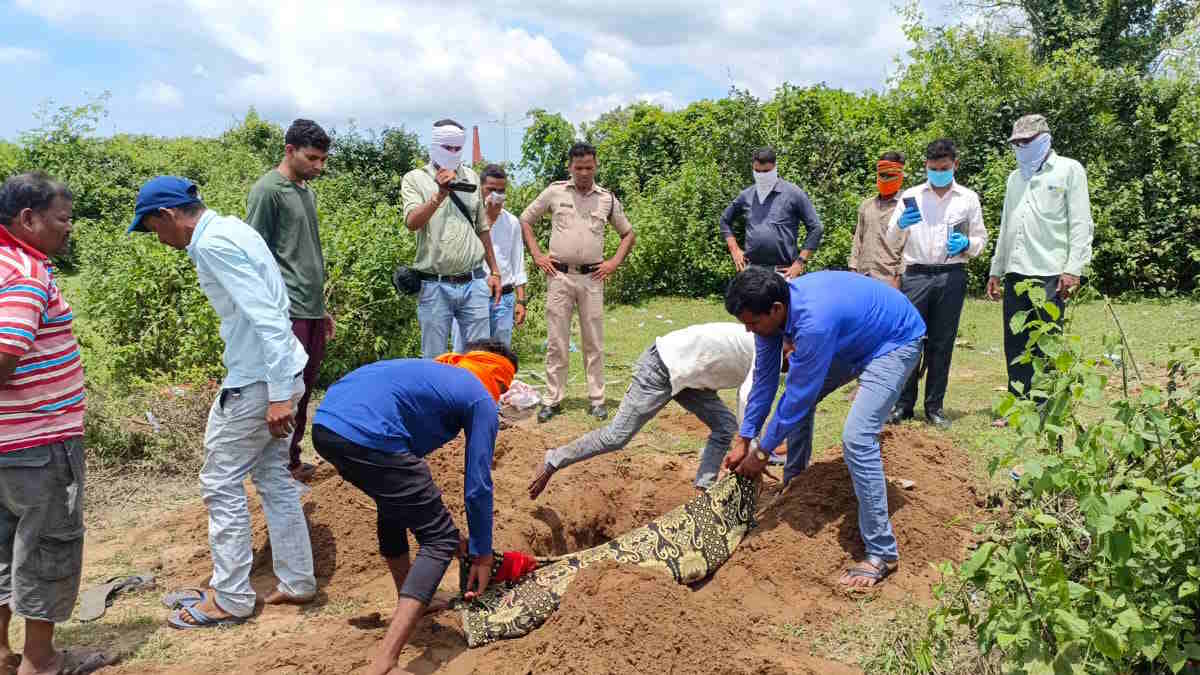 बच्ची की मौत के बाद प्रशासन ने शव को कब्र से बाहर निकाला बच्ची की मौत के बाद प्रशासन ने शव को कब्र से बाहर निकाला