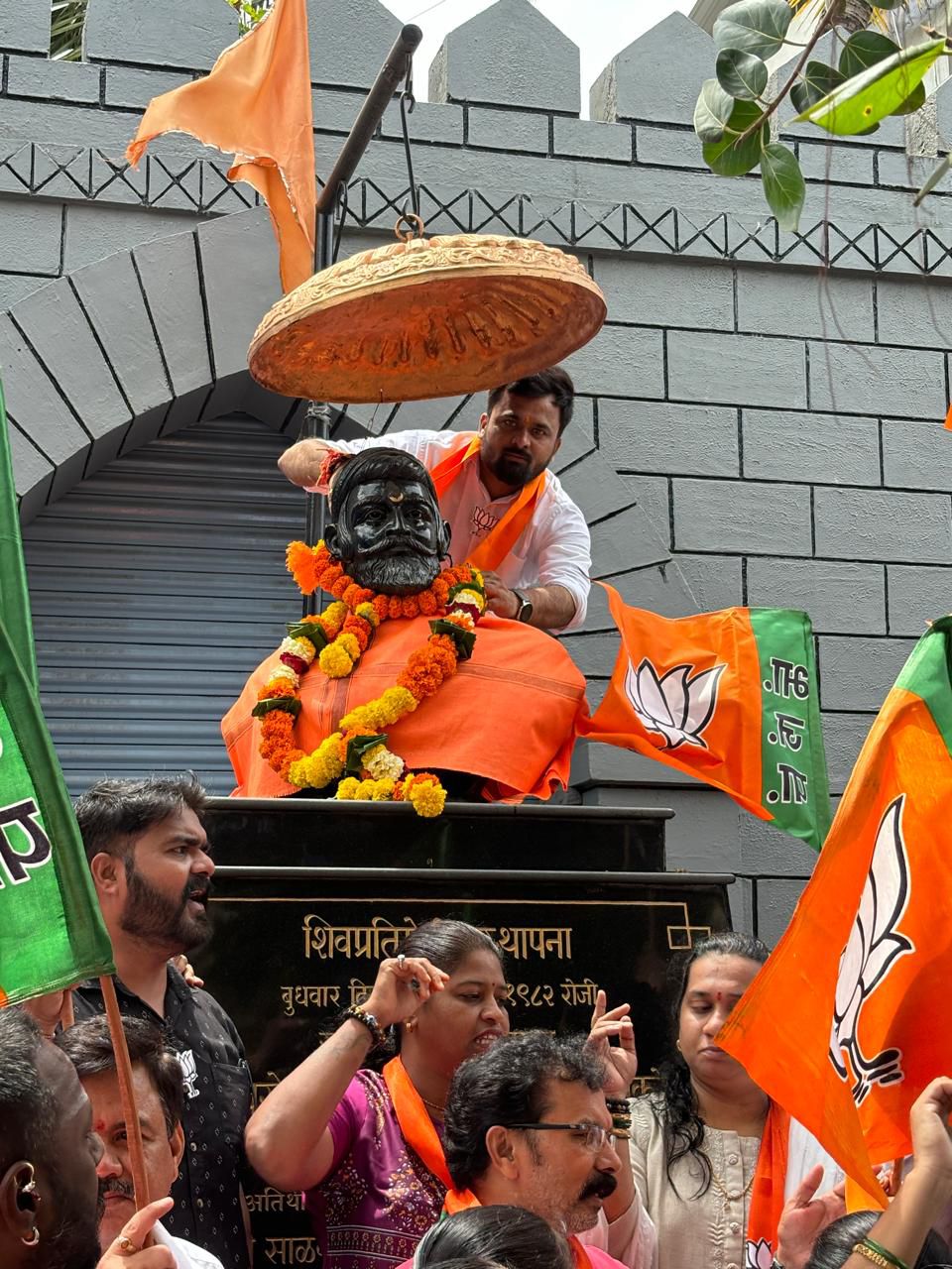 विरोध प्रदर्शन के दौरान भाजपा कार्यकर्ता। विरोध प्रदर्शन के दौरान भाजपा कार्यकर्ता।