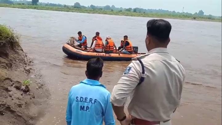 नरसिंहपुरः नदी के तेज बहाव में फंसे पांच लोगों को बचाव दल ने सुरक्षित निकाला नरसिंहपुरः नदी के तेज बहाव में फंसे पांच लोगों को बचाव दल ने सुरक्षित निकाला