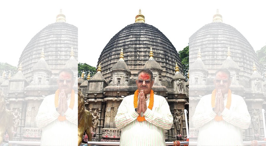 असमः मां कामाख्या मंदिर के बाहर हाथ जोड़कर माता रानी को प्रणाम करते हुए उत्तरखंड के मंत्री गणेश जोशी असमः मां कामाख्या मंदिर के बाहर हाथ जोड़कर माता रानी को प्रणाम करते हुए उत्तरखंड के मंत्री गणेश जोशी