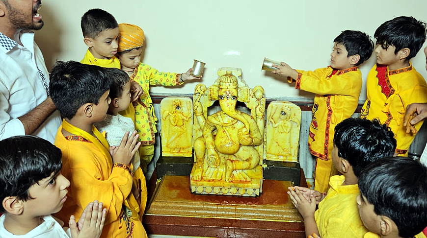 ऊं गण गणपति नम: से गूंज उठा आदि गणेश मंदिर, बाल भक्तों ने विनायक को रिझाया ऊं गण गणपति नम: से गूंज उठा आदि गणेश मंदिर, बाल भक्तों ने विनायक को रिझाया