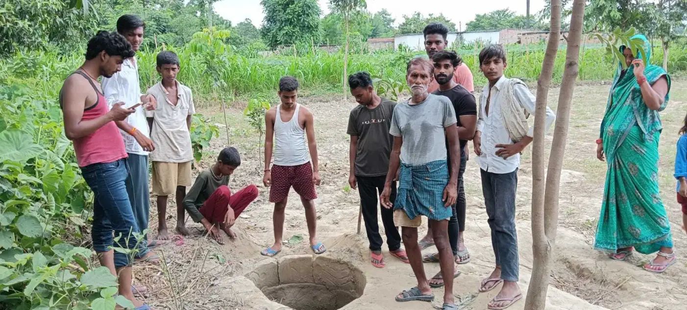 खेत में मिला कुंआ को देखते लोग खेत में मिला कुंआ को देखते लोग
