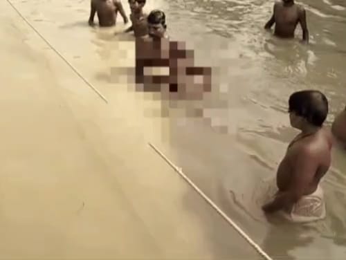 गंगा में गोताखोर:फोटो बच्चा गुप्ता गंगा में गोताखोर:फोटो बच्चा गुप्ता