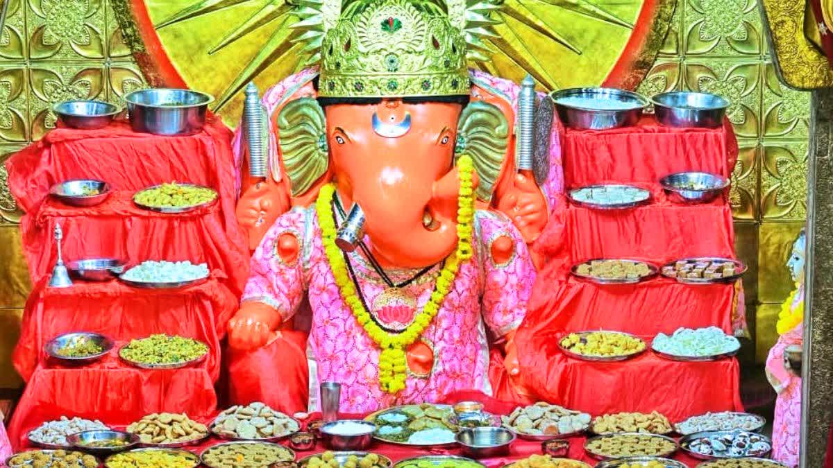 मोती डूंगरी गणेश मंदिर में सजी छप्पन भोग की झांकी मोती डूंगरी गणेश मंदिर में सजी छप्पन भोग की झांकी