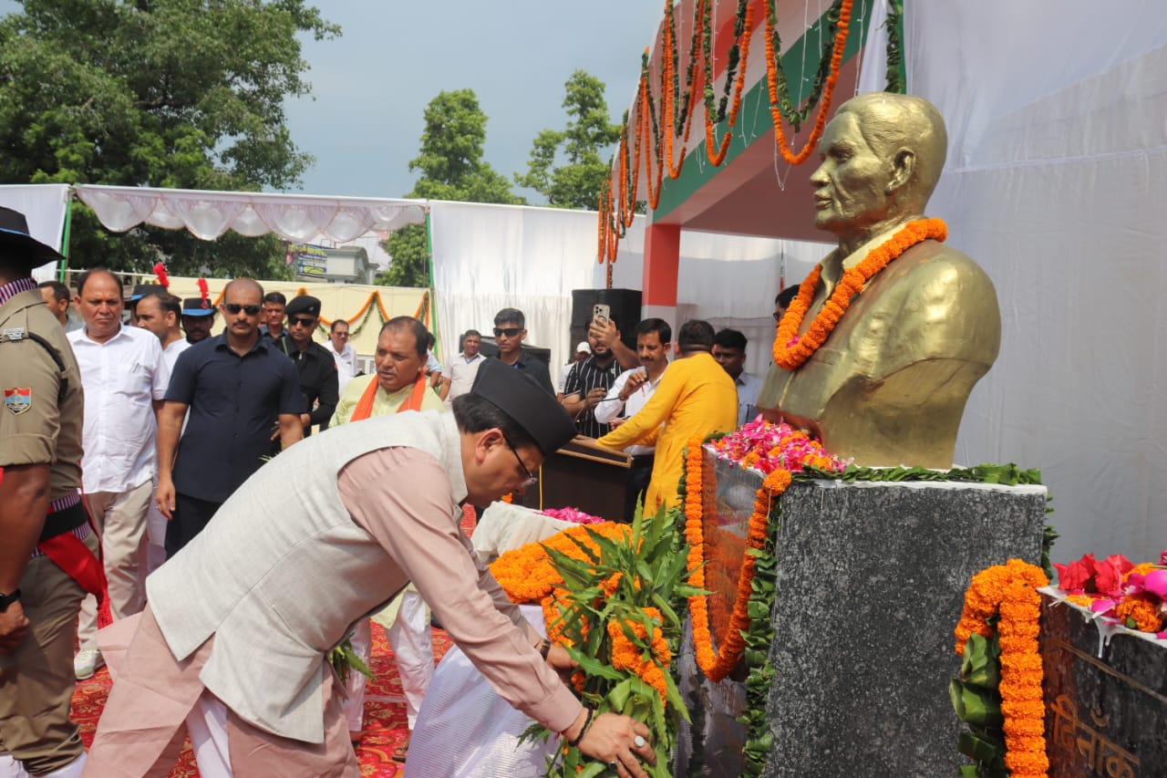 श्रद्धांजलि देते हुए मुख्यमंत्री धामी श्रद्धांजलि देते हुए मुख्यमंत्री धामी
