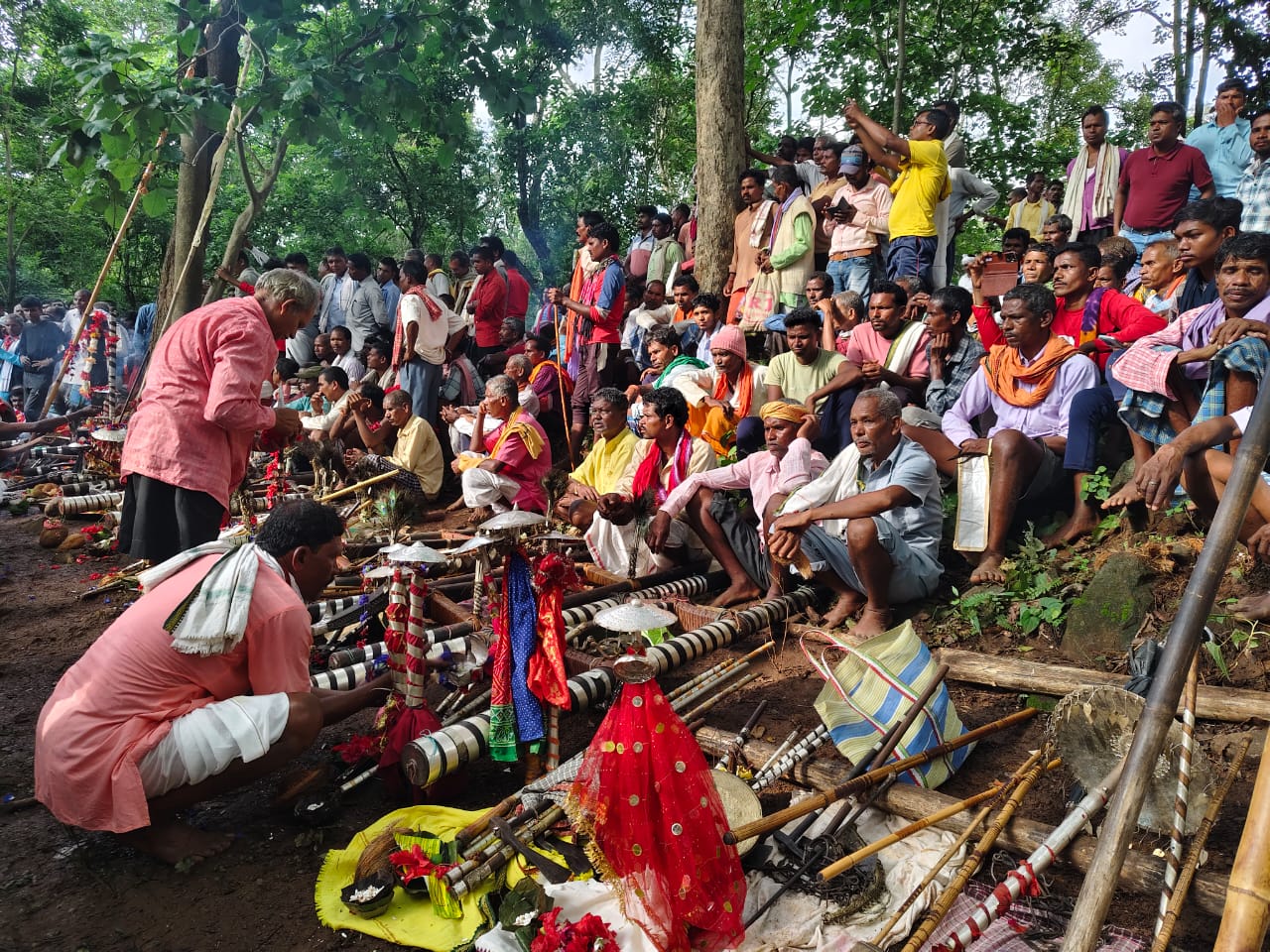 समूह में पूजा-अर्चना करते हुए आदिवासी समाज के लोग। समूह में पूजा-अर्चना करते हुए आदिवासी समाज के लोग।