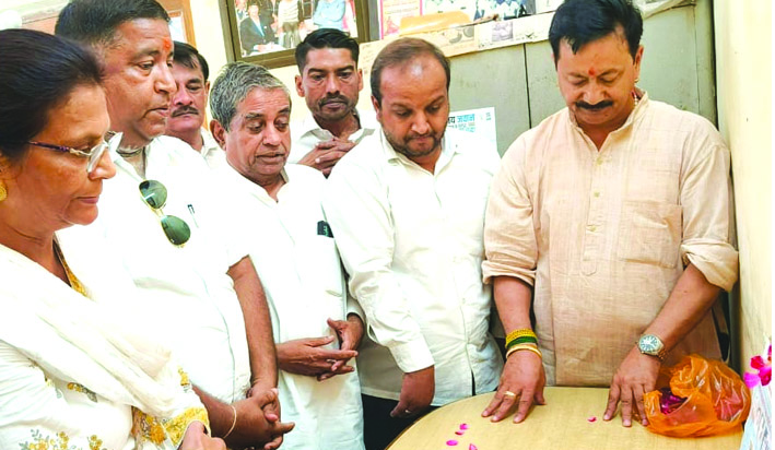 पुष्पांजलि अर्पित करते हुए पुष्पांजलि अर्पित करते हुए