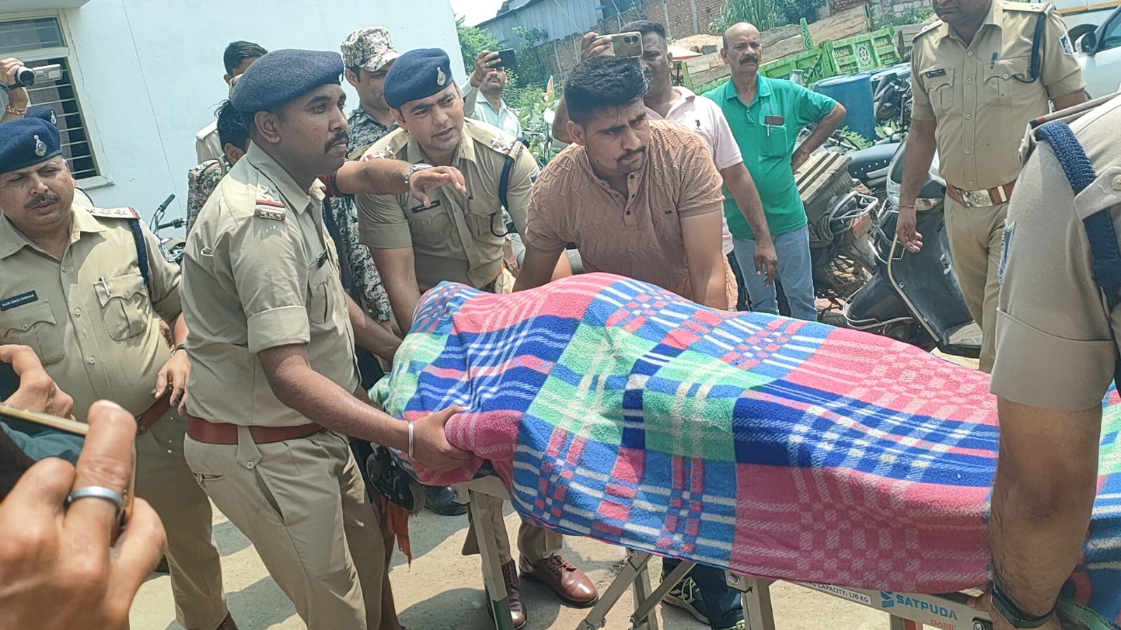 शव को पीएम के लिए ले जाते पुलिसकर्मी। शव को पीएम के लिए ले जाते पुलिसकर्मी।