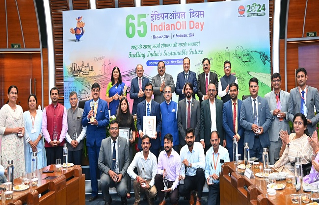 अपनी समृद्ध विरासत के 65 वर्ष पूरे होने पर जश्न मनाते आईओसीकर्मी