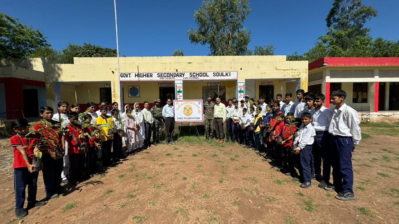 सरकारी उच्चतर माध्यमिक विद्यालय में वृक्षारोपण अभियान चलाया सरकारी उच्चतर माध्यमिक विद्यालय में वृक्षारोपण अभियान चलाया