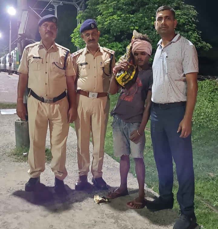 पकड़े गये चोर आरपीएफ की गिरफ्त में पकड़े गये चोर आरपीएफ की गिरफ्त में