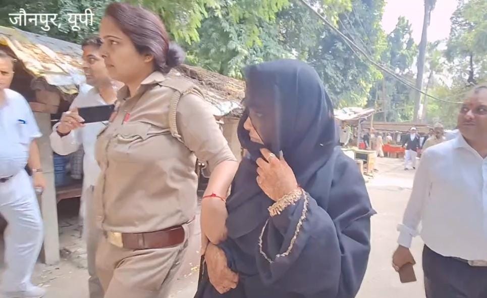 लव जिहाद बुर्का पहनकर कोर्ट पहुंची युवती ने मोहम्मद मुस्लिम से की शादी तो मचा हंगामा लव जिहाद बुर्का पहनकर कोर्ट पहुंची युवती ने मोहम्मद मुस्लिम से की शादी तो मचा हंगामा