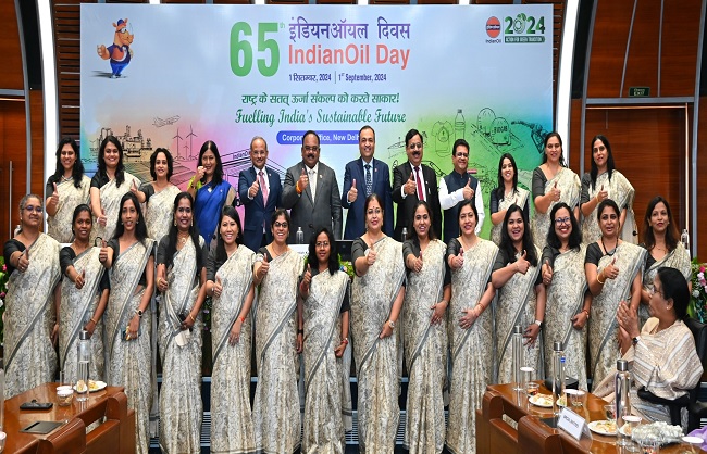 अपनी समृद्ध विरासत के 65 वर्ष पूरे होने पर जश्न मनाते आईओसीकर्मी