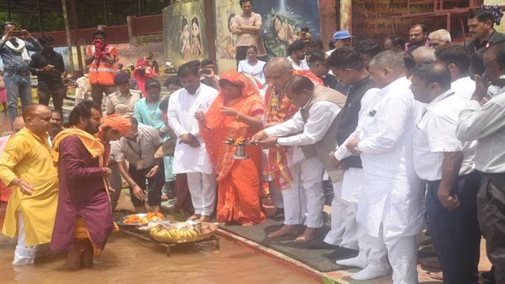 मंडलाः प्रभारी मंत्री रावत ने किया आरोग्यम मंडला अभियान का शुभारंभ मंडलाः प्रभारी मंत्री रावत ने किया आरोग्यम मंडला अभियान का शुभारंभ