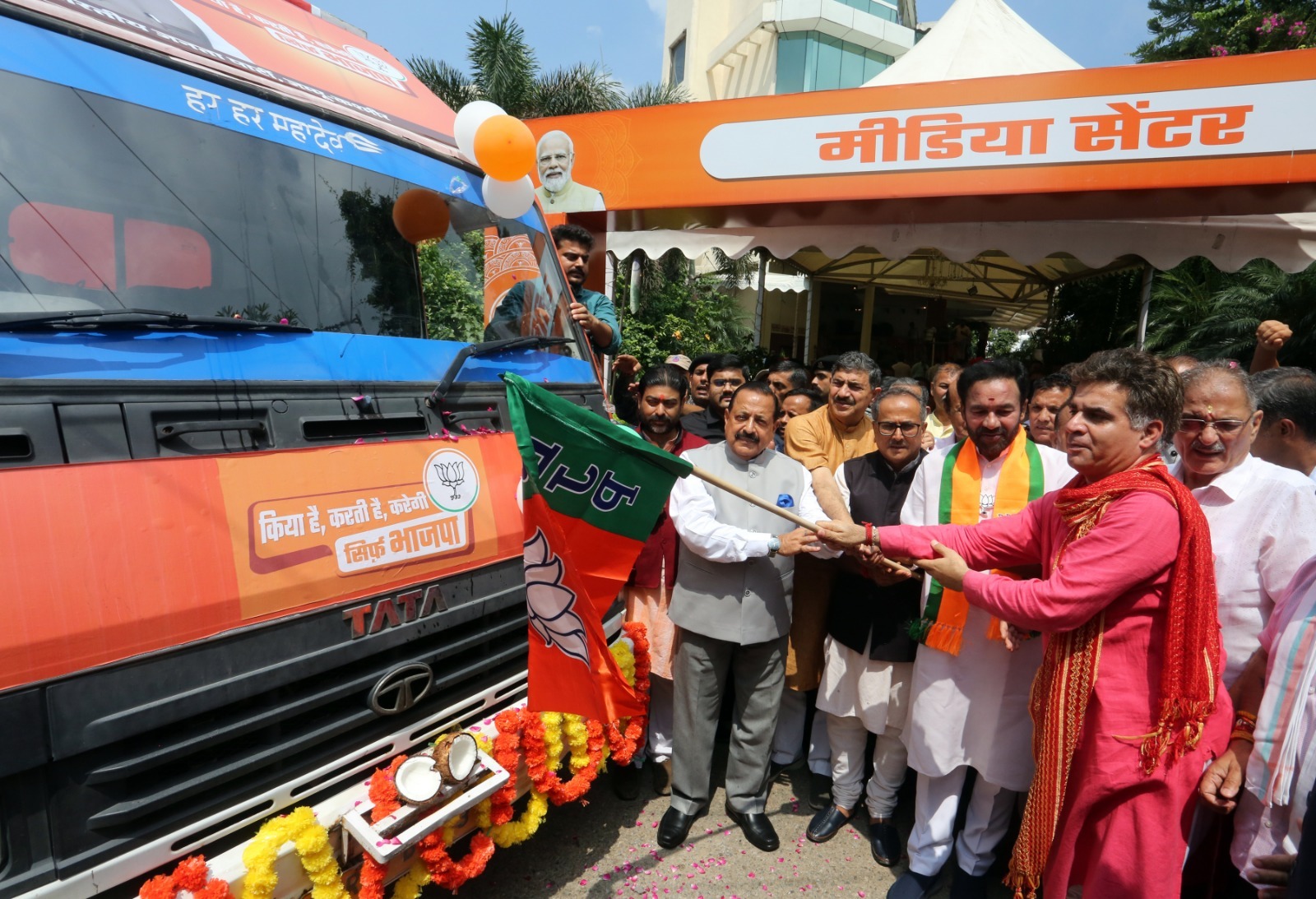 रेड्डी ने डिजिटल प्रचार के लिए प्रथम चरण में छह वीडियो वैंस को दिखाई हरी झंडी रेड्डी ने डिजिटल प्रचार के लिए प्रथम चरण में छह वीडियो वैंस को दिखाई हरी झंडी