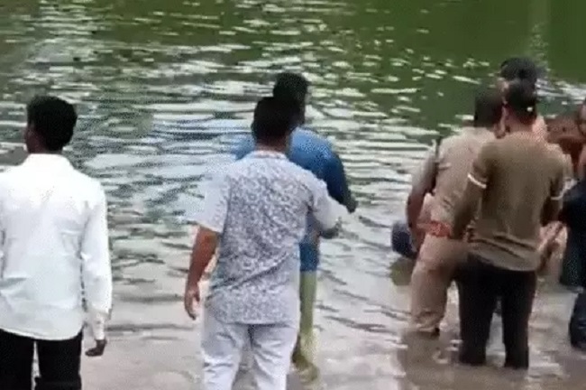 मंदसौरः तालाब में नहाने गए तीन बच्चों की डूबने से मौत मंदसौरः तालाब में नहाने गए तीन बच्चों की डूबने से मौत