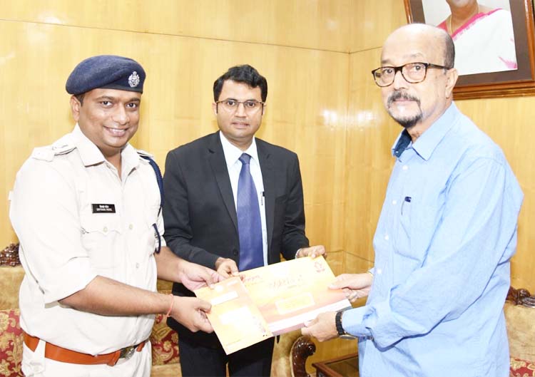 राज्यपाल को निमंत्रित सौपते एसपी व कलेक्टर। राज्यपाल को निमंत्रित सौपते एसपी व कलेक्टर।