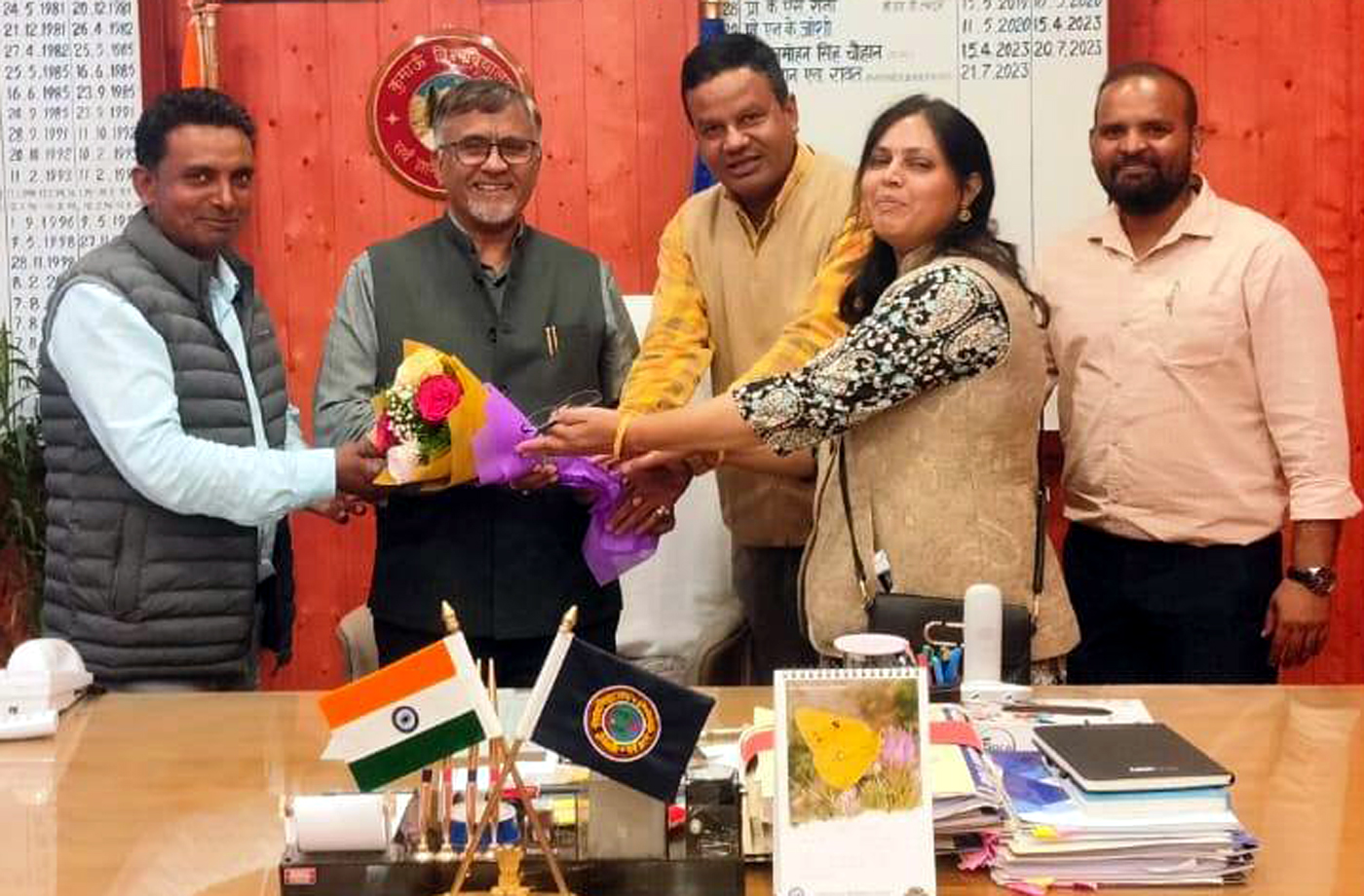 कुलपति को ज्ञापन सोंपते कूटा के पदाधिकारी। कुलपति को ज्ञापन सोंपते कूटा के पदाधिकारी।