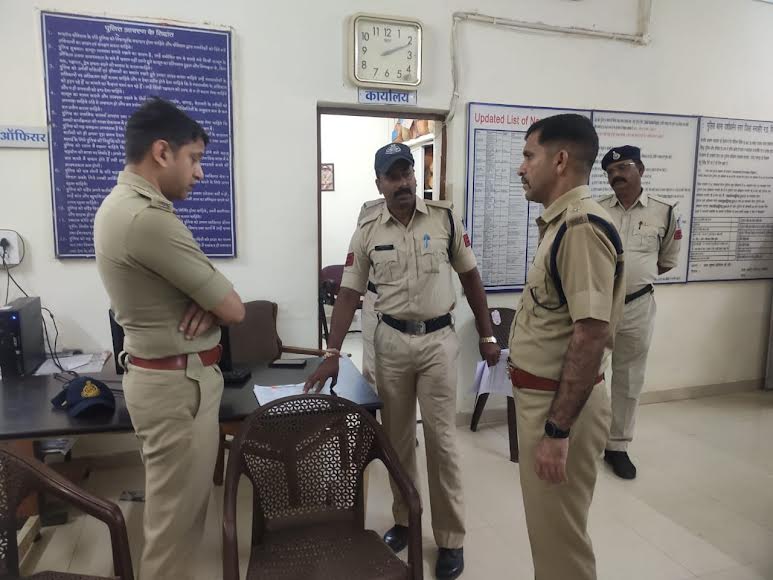 जिला पुलिस अधीक्षक ने दियें जिले के सभी थाना प्रभारियों को इनामी बदमाशों को गिरफ्तार करने के निर्देश 273 वारंटी गिरफ्तार जिला पुलिस अधीक्षक ने दियें जिले के सभी थाना प्रभारियों को इनामी बदमाशों को गिरफ्तार करने के निर्देश 273 वारंटी गिरफ्तार