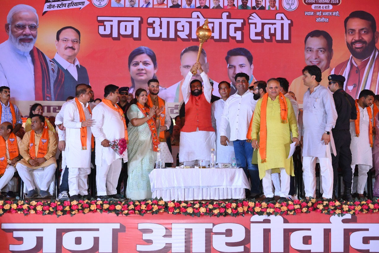 सोनीपत: मुख्यमंत्री नायब सैनी सोनीपत की नई अनाज मंडी में आयोजित जन आशीर्वाद रैली में मंच पर भाजपा नेताओं के साथ। सोनीपत: मुख्यमंत्री नायब सैनी सोनीपत की नई अनाज मंडी में आयोजित जन आशीर्वाद रैली में मंच पर भाजपा नेताओं के साथ।