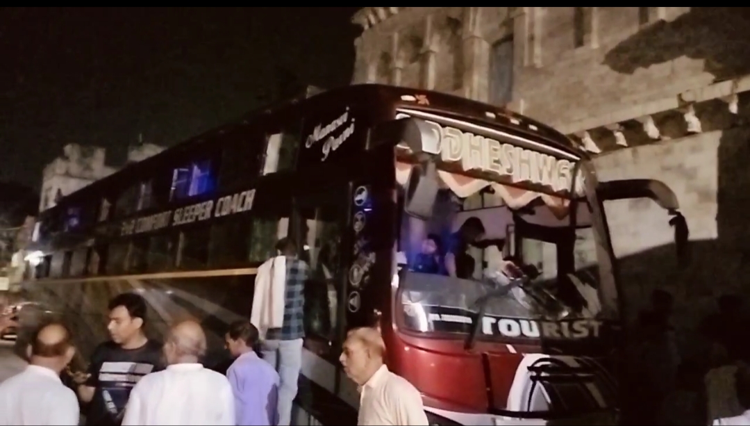 जबलपुर में बच्चों को ले जा रही बस पर पथराव जबलपुर में बच्चों को ले जा रही बस पर पथराव