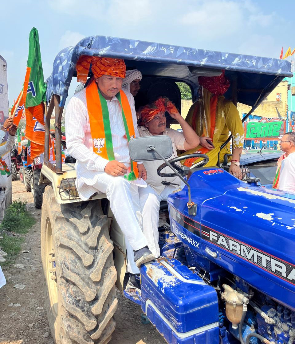 किसान ट्रैक्टर यात्रा में सवार जिलाध्यक्ष जैजू ठाकुर व अन्य किसान ट्रैक्टर यात्रा में सवार जिलाध्यक्ष जैजू ठाकुर व अन्य
