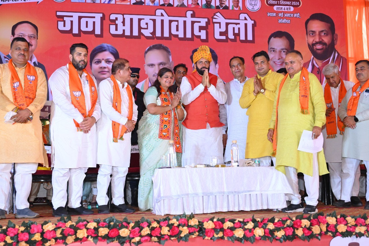 सोनीपत: मुख्यमंत्री नायब सैनी सोनीपत की नई अनाज मंडी में आयोजित जन आशीर्वाद रैली में मंच पर भाजपा नेताओं के साथ। सोनीपत: मुख्यमंत्री नायब सैनी सोनीपत की नई अनाज मंडी में आयोजित जन आशीर्वाद रैली में मंच पर भाजपा नेताओं के साथ।