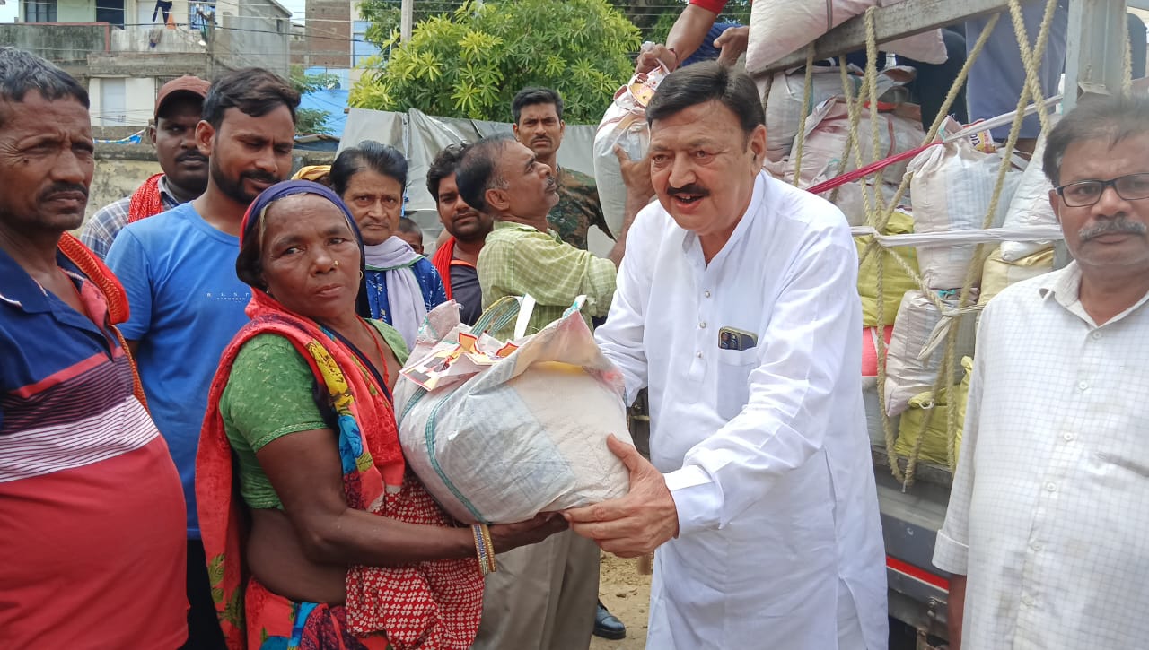 राशन बांटते विधायक राशन बांटते विधायक