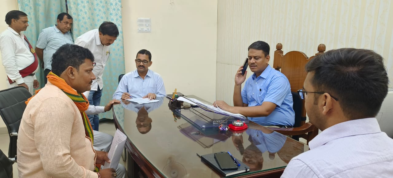 जनसुनवाई में जिलाधिकारी: फोटो बच्चा गुप्ता जनसुनवाई में जिलाधिकारी: फोटो बच्चा गुप्ता