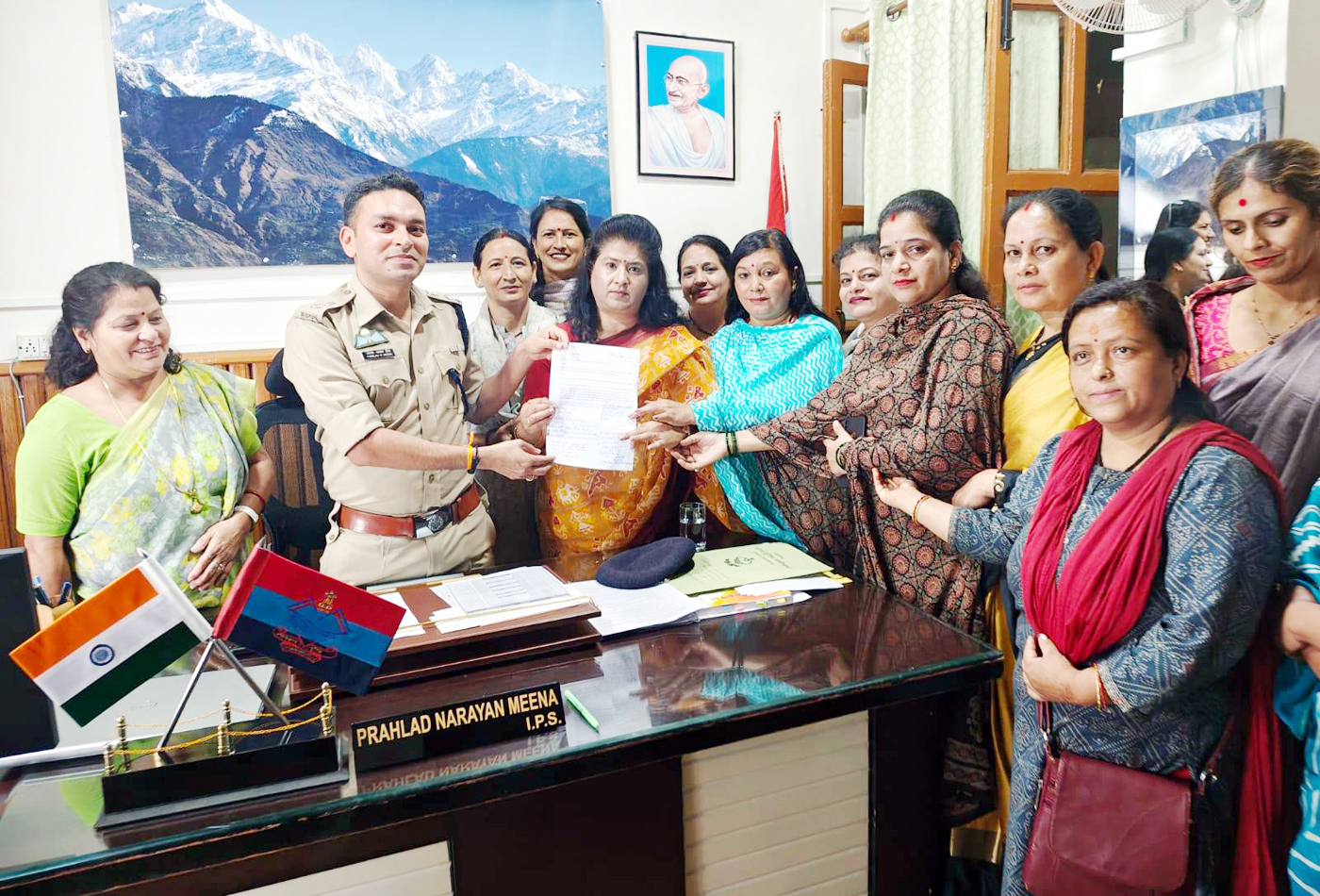 मंगलवार को एसएसपी को ज्ञापन सोंपती महिला मोर्चा की कार्यकत्रियां एवं पदाधिकारी।