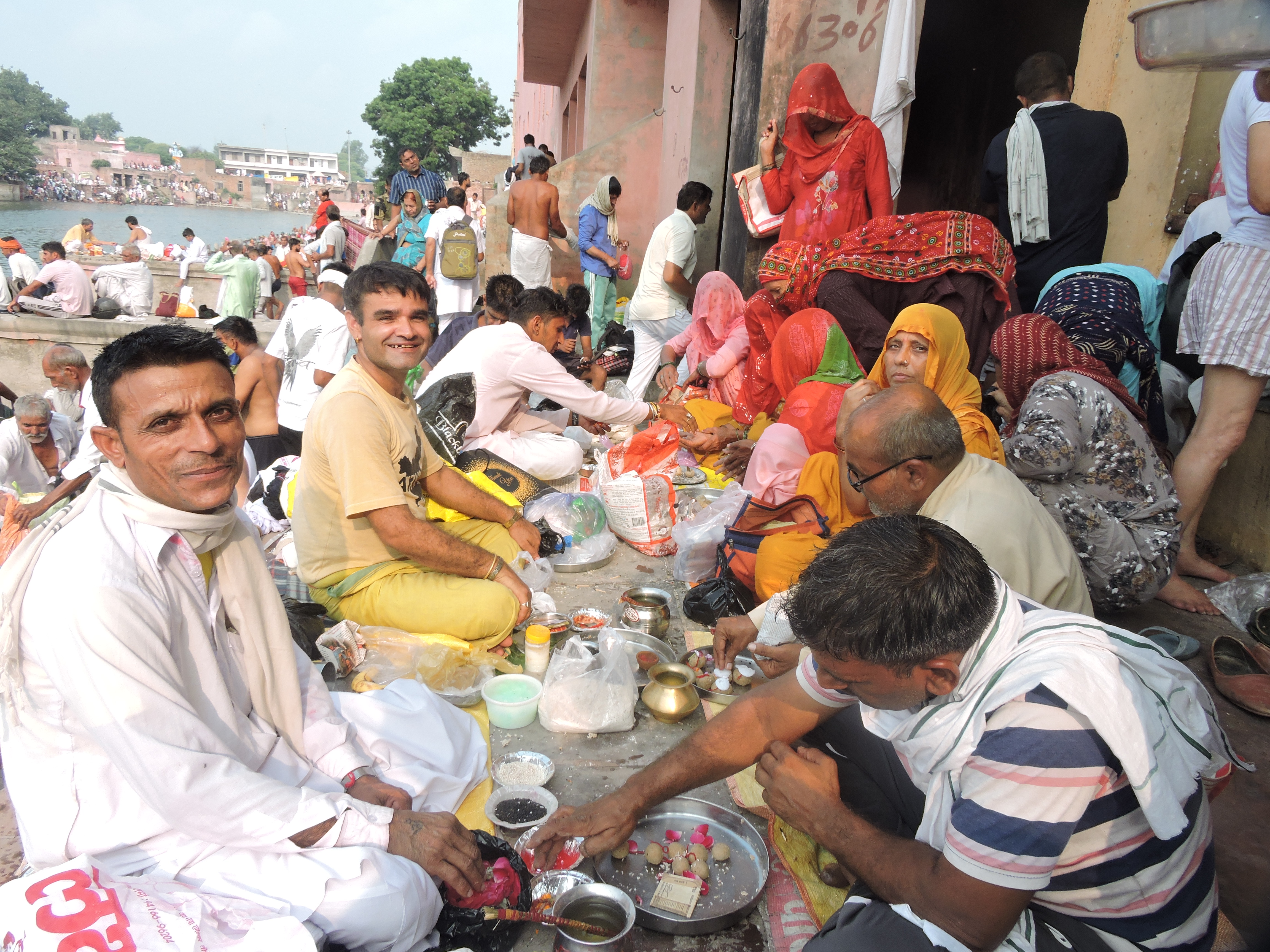 पिंडारा तीर्थ पर पिंडदान करवाते हुए श्रद्धालु। पिंडारा तीर्थ पर पिंडदान करवाते हुए श्रद्धालु।