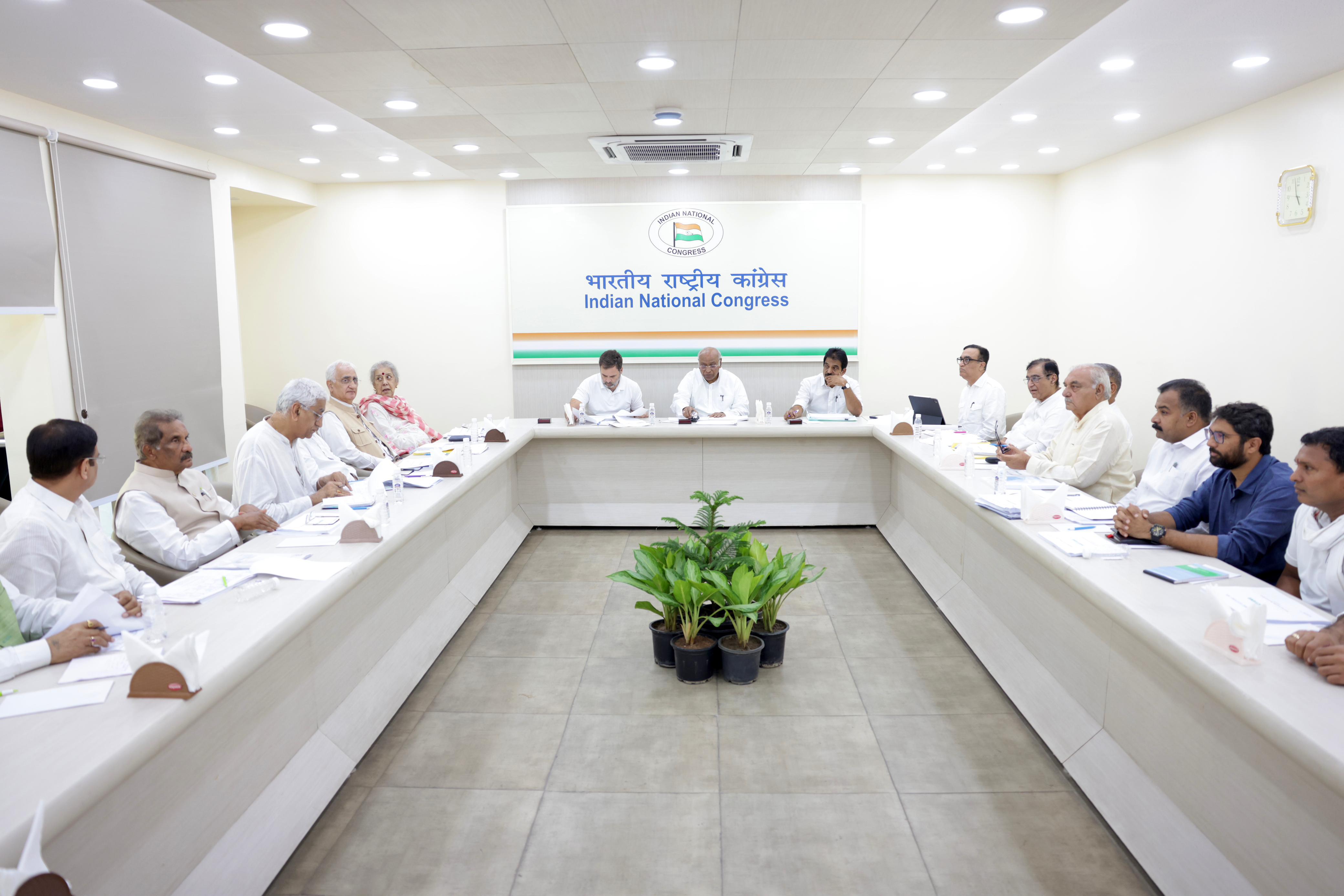 कांग्रेस अध्यक्ष मल्लिकार्जुन खड़गे व राहुल गांधी हरियाणा में टिकट आबंटन पर बैठक लेते हुए कांग्रेस अध्यक्ष मल्लिकार्जुन खड़गे व राहुल गांधी हरियाणा में टिकट आबंटन पर बैठक लेते हुए