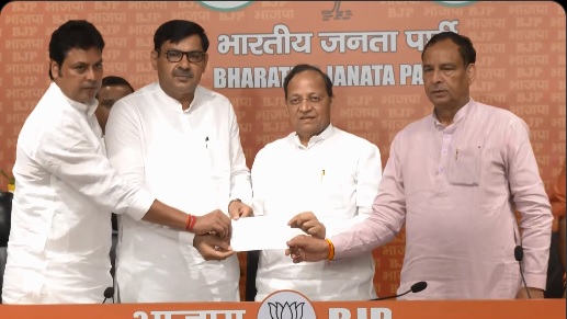 नई दिल्ली में भाजपा मुख्यालय में सोमवार को पार्टी की सदस्यता ग्रहण करते जेजेपी के पूर्व नेता नई दिल्ली में भाजपा मुख्यालय में सोमवार को पार्टी की सदस्यता ग्रहण करते जेजेपी के पूर्व नेता